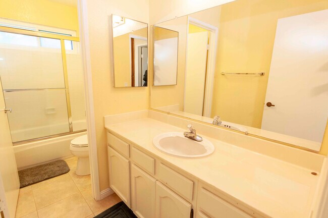 Building Photo - Quiet and Spacious 2 story townhouse in be...