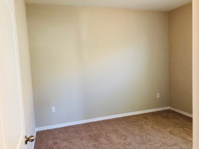 Building Photo - Gorgeous 4-Bedroom, 2-Bathroom  Home in Wi...