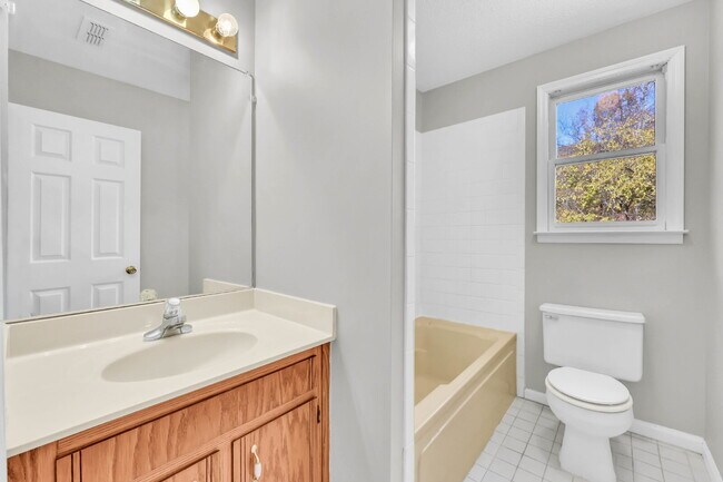 Building Photo - Spacious 3 Bedroom and 2.5 Bathroom