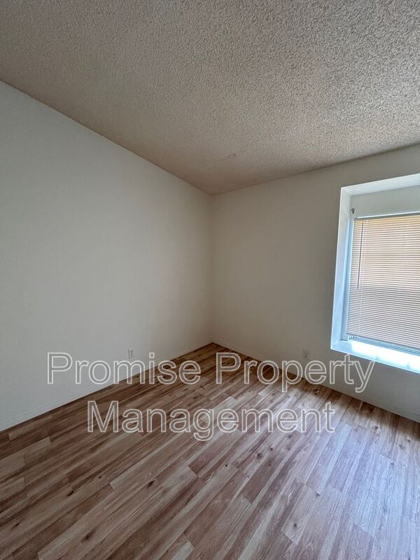 Building Photo - 885 Pinewood Dr