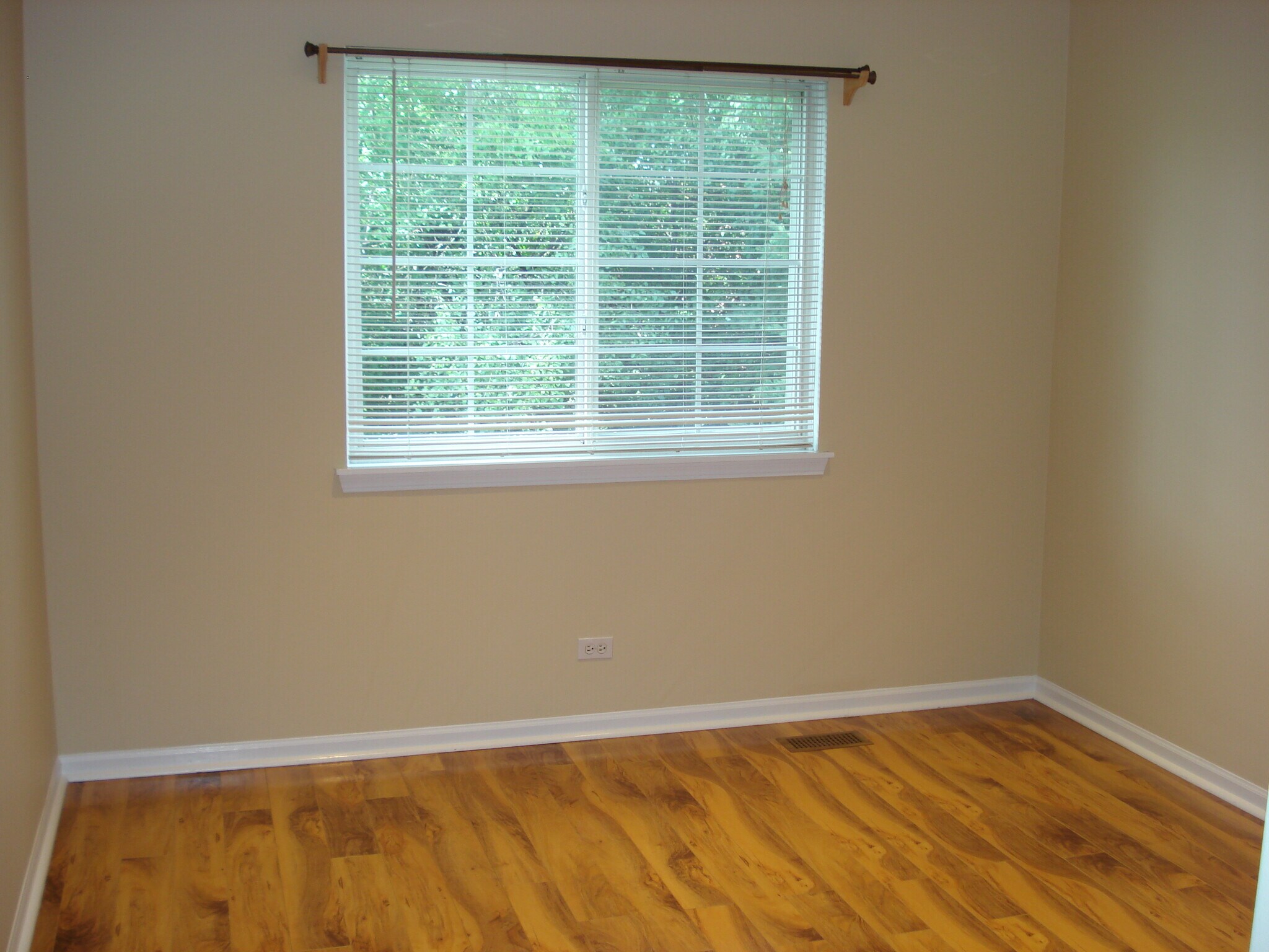 Building Photo - 1022 Evergreen Cir