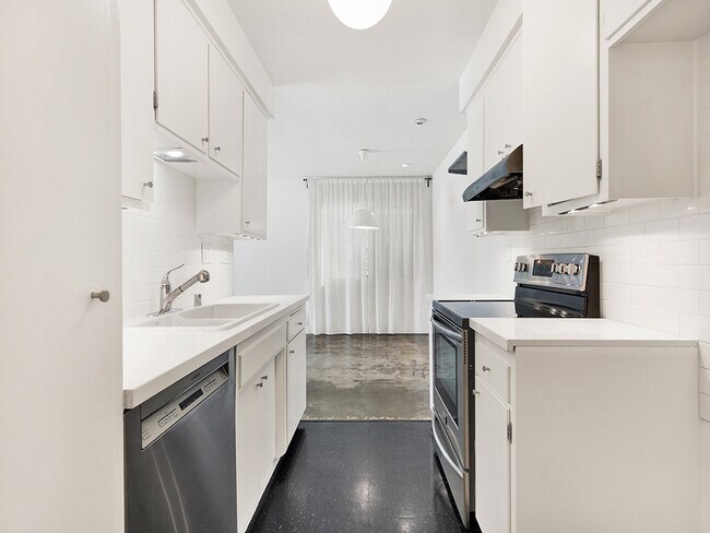 Building Photo - 7767 Hollywood Blvd