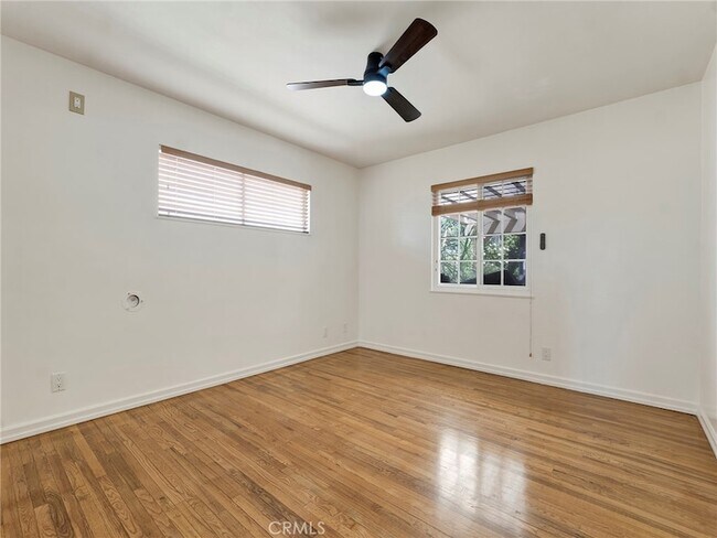 Building Photo - 10918 Reseda Blvd