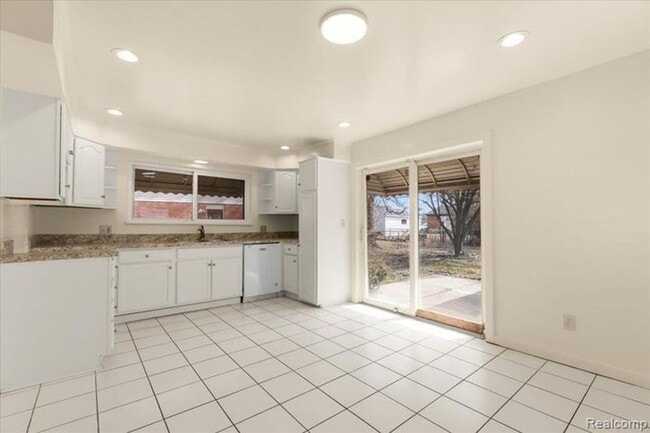 Building Photo - 10343 N Oak Dr
