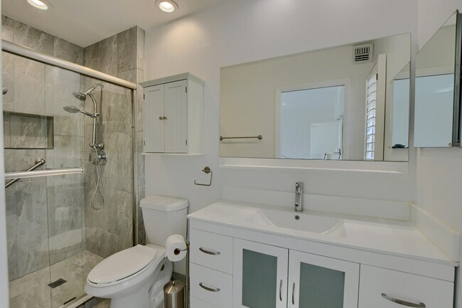 Building Photo - 224 Capri E
