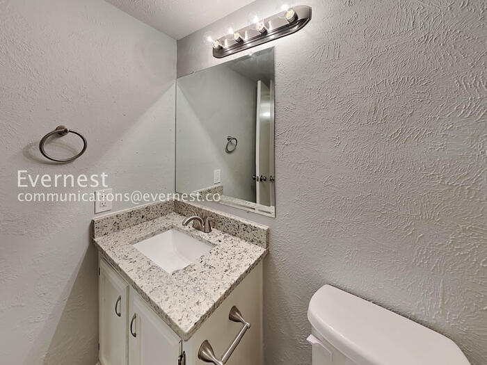 Building Photo - 2117 Newbury Dr