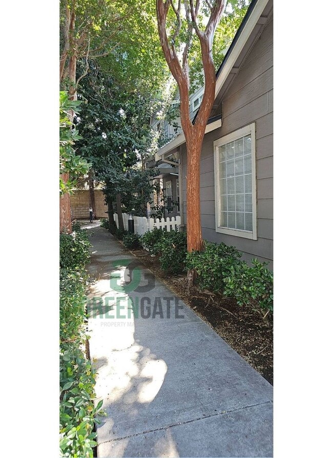 Building Photo - MOVE-IN SPECIAL $500 off first month!! Bea...