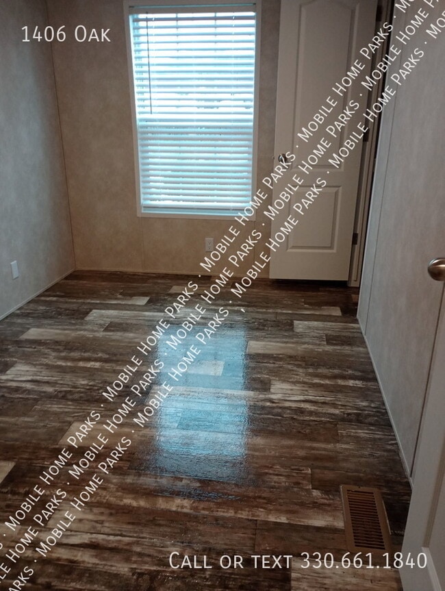 Building Photo - 1406 Oak-