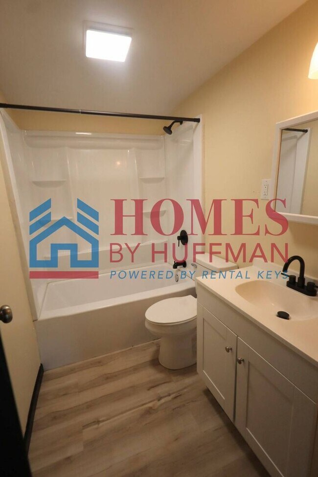 Building Photo - Three Bedroom | Detached Garage