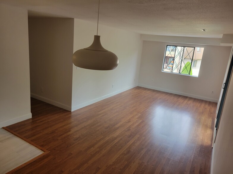 Building Photo - 1 Greenbriar Dr