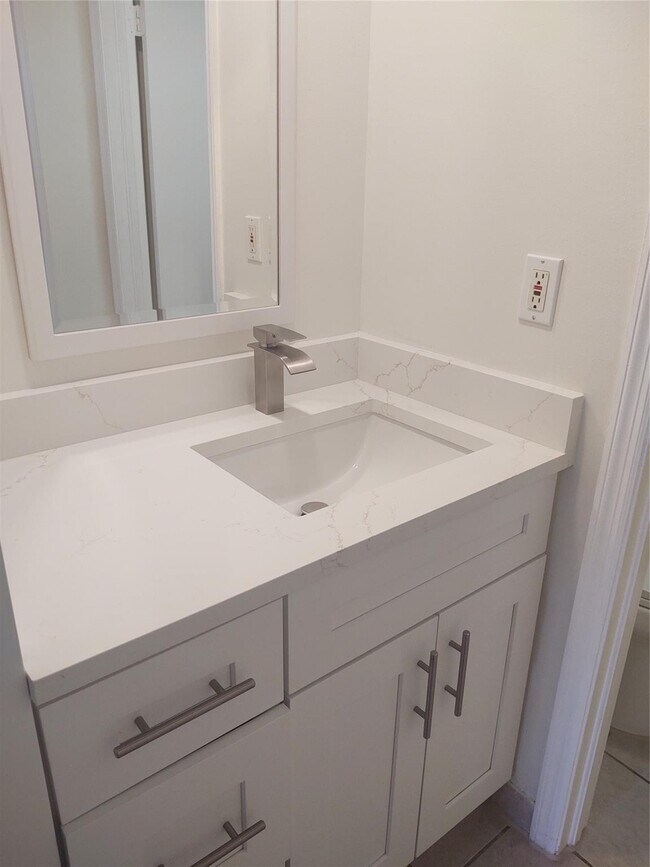 Building Photo - 301 Club Cir