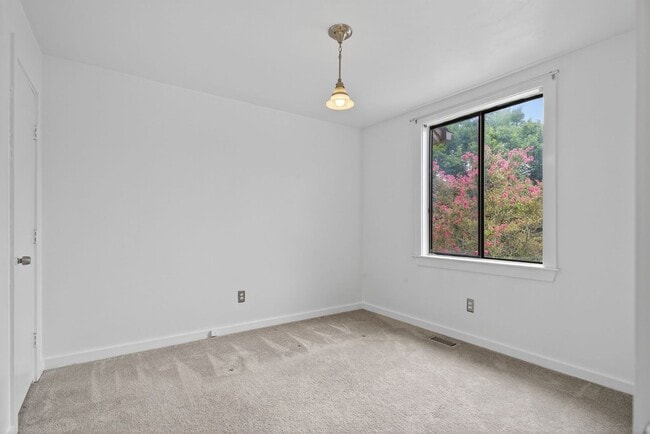 Building Photo - 119 Inland View Dr