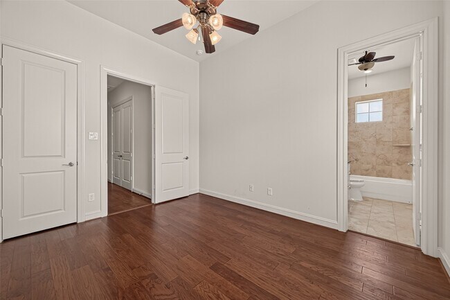 Building Photo - 703 Live Oak St