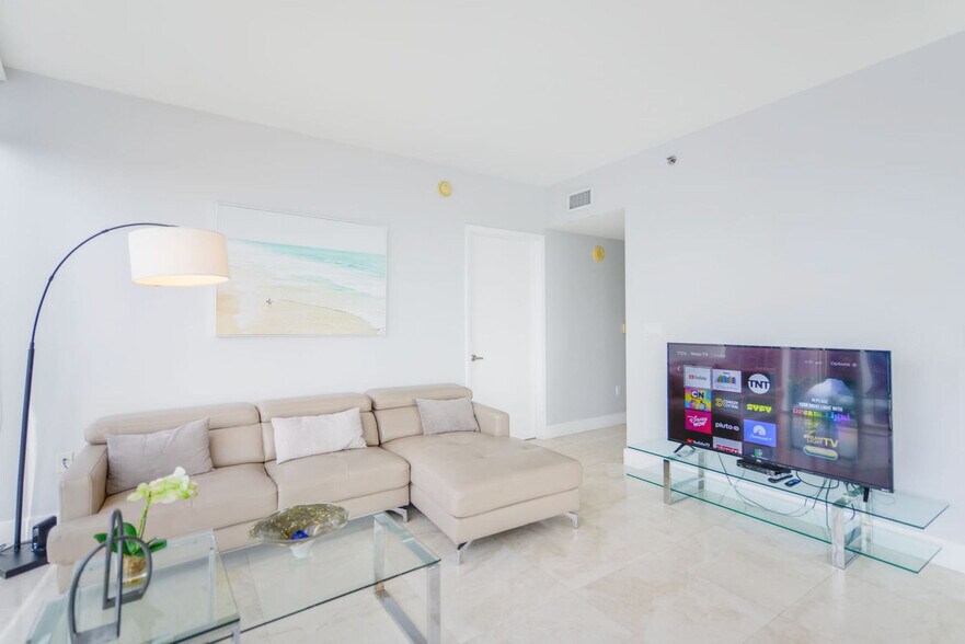 Building Photo - 485 Brickell Ave