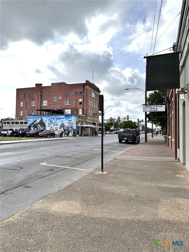 Building Photo - 103 W Walnut St