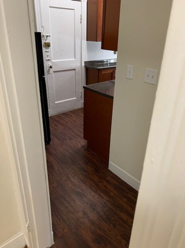 Building Photo - Huge 2 bed unit with the landlord paying the broker's fee for 9/1!!