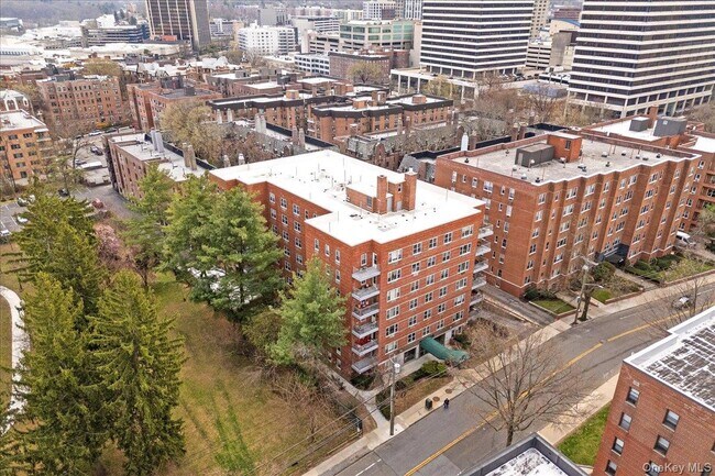 Building Photo - 16 Lake St