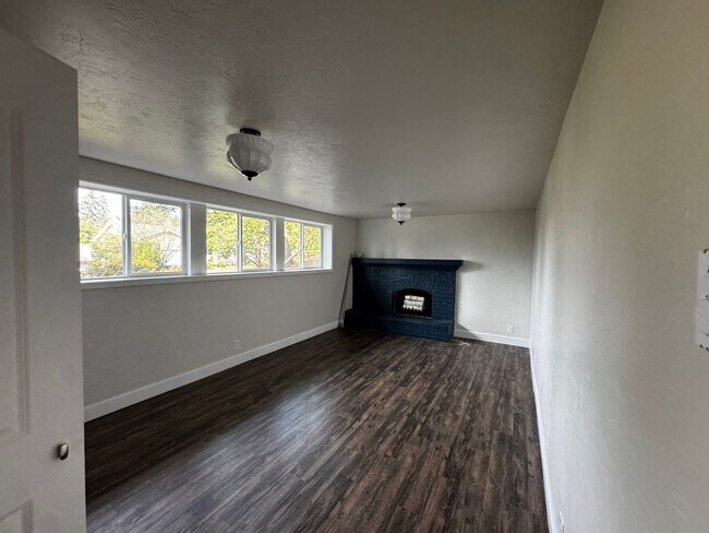 Building Photo - Spacious 3 Bedroom Home in South Eugene – Churchill Area