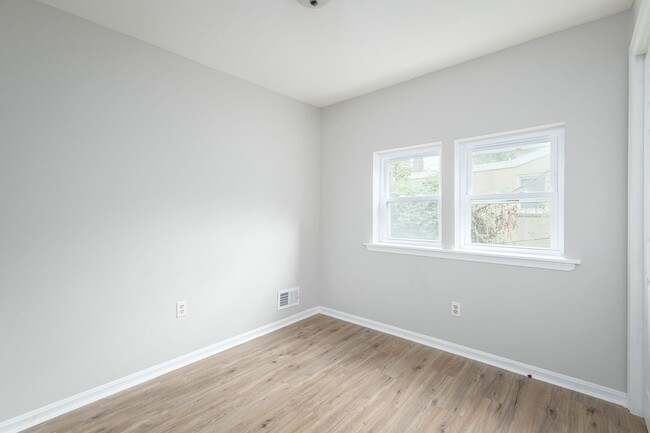 Building Photo - TAKE A SECOND LOOK AT THIS END-UNIT TOWNHOME