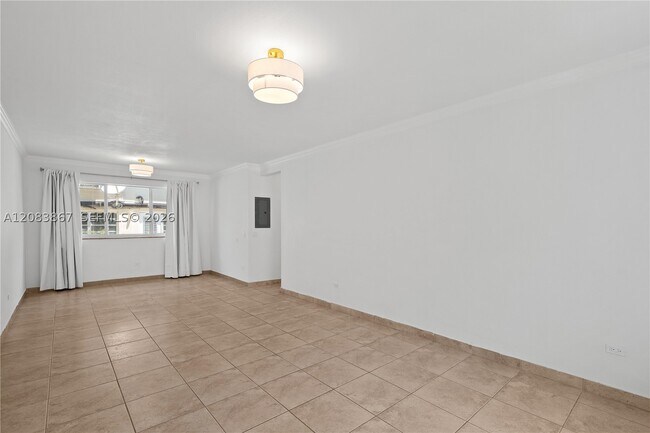Building Photo - 4720 Pine Tree Dr
