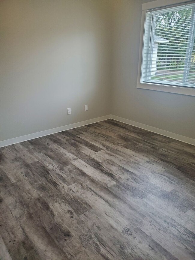 Building Photo - 4 bedroom/ 2 bath Home