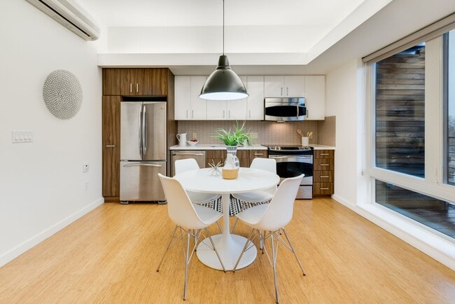 Building Photo - Light & bright 1-bdrm/1-bath condo in desi...