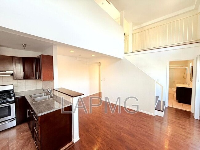 Building Photo - 432 N Kingsley Dr