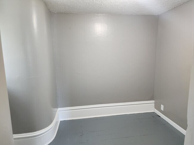 Building Photo - 2 bed 1 bath upstairs apartment