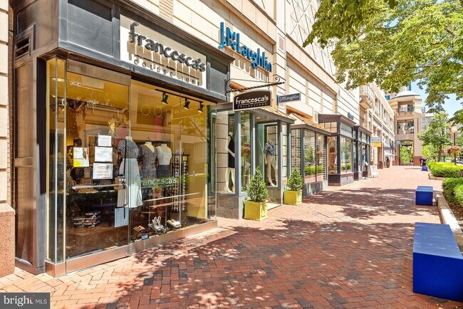 Building Photo - Spacious & Stylish North Shore Cluster Home Near Reston Town Center
