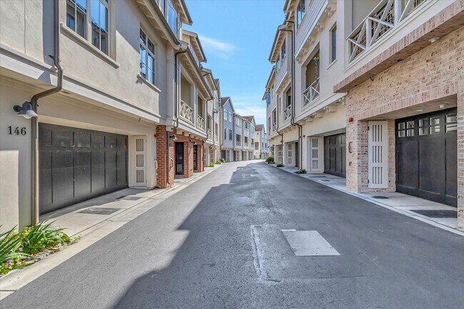 Building Photo - Beautiful Tri-Level 4 bedroom, 3.5 Bathroom, 2,150 SqFt Home in Downtown Campbell!