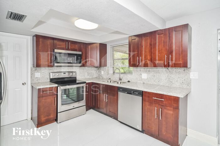 Building Photo - 2118 SW 31st Ave