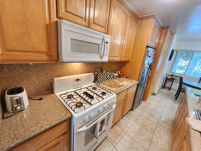 Building Photo - 6904 Radford Ave