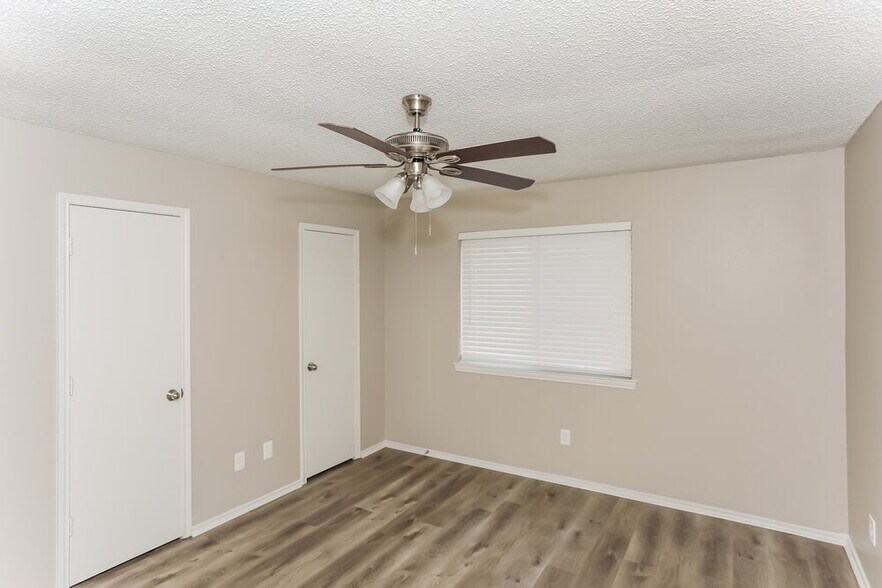 Building Photo - 6004 Cool Springs Dr