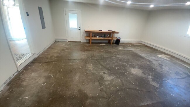 Building Photo - 535 Oak Terrace