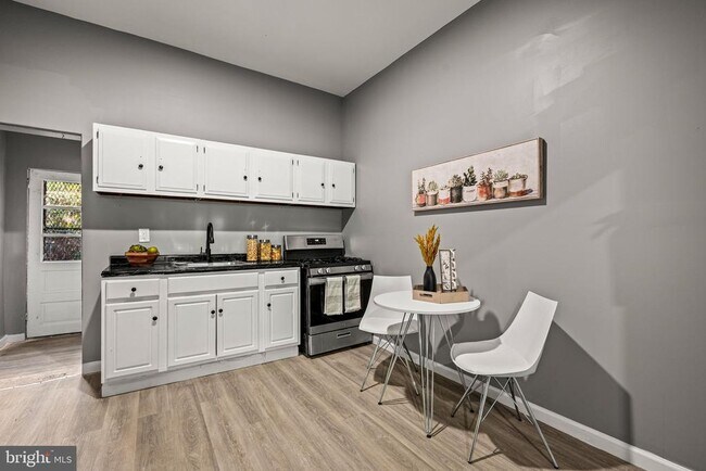 Building Photo - 2427 N Hollywood St