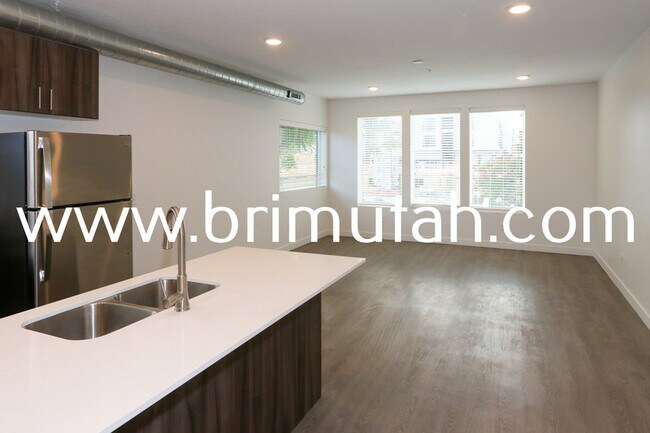 Building Photo - 945 S Washington St