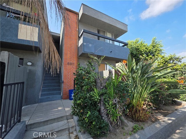 Building Photo - 6911 Woodley Ave