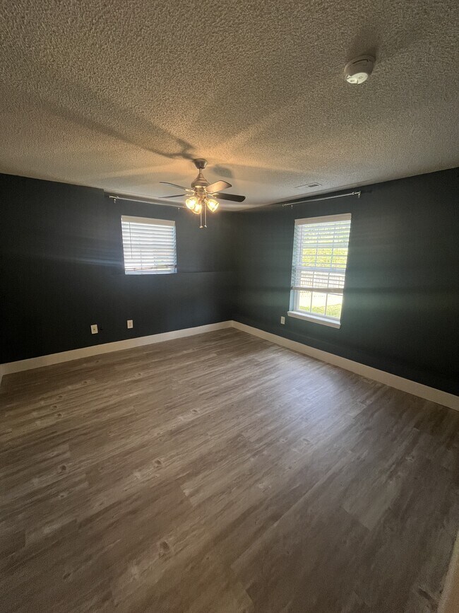 Building Photo - 723 Iron Horse Dr