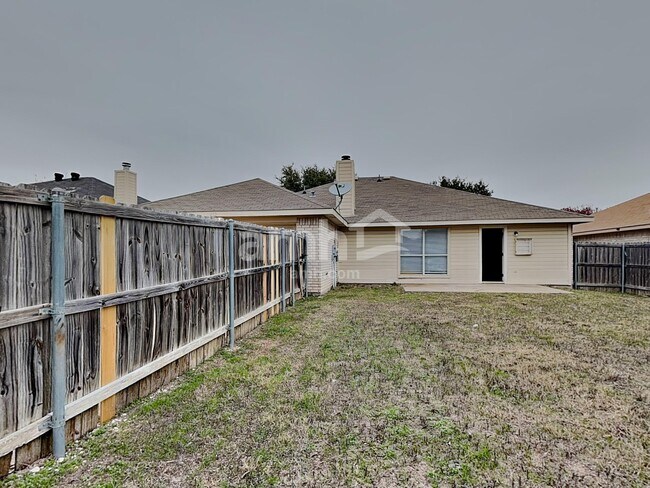 Building Photo - 432 Round Rock Rd