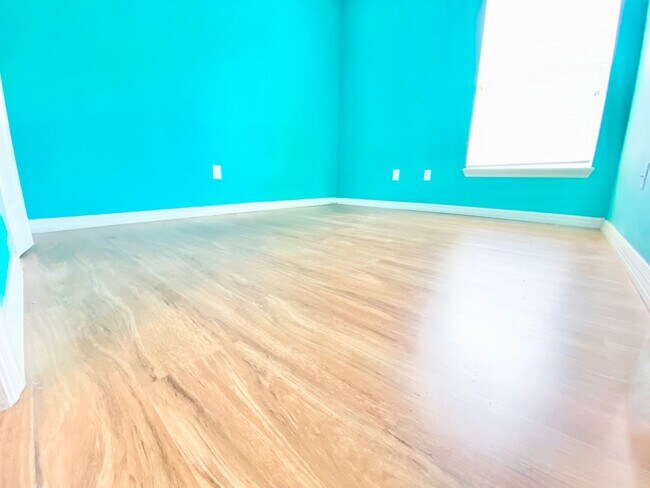 Building Photo - Stunning Lake View Home in Waterside Estate!