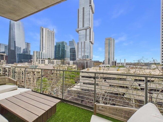 Building Photo - 800 W 5th St