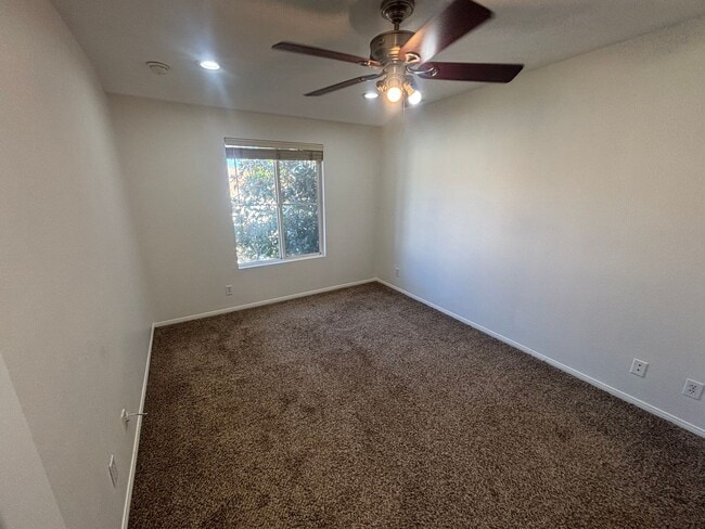 Building Photo - 3 Bedroom Towhome for Rent in Canyon Country!