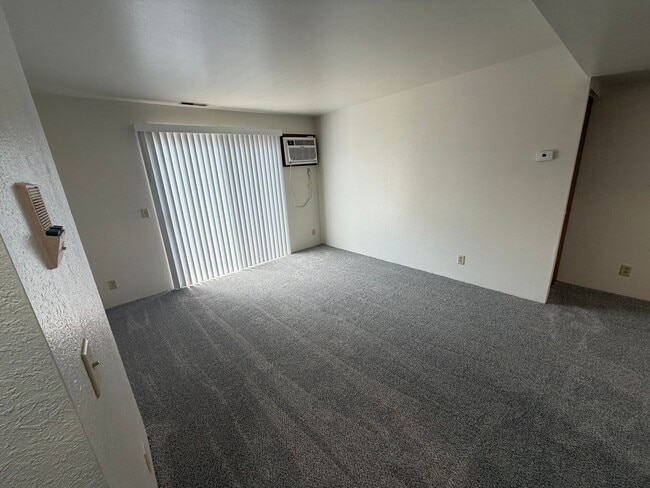 Building Photo - Top floor (3rd floor) 1 bedroom 1 bath with Private Balcony