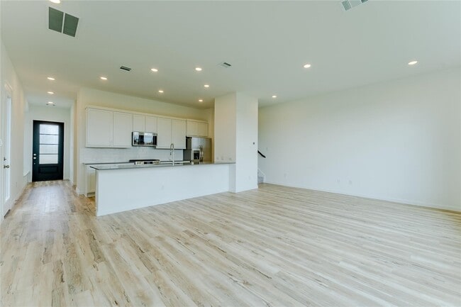 Building Photo - 5511 Holly Hvn Ct