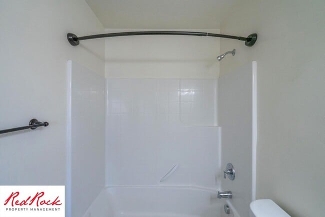 Building Photo - Charming 3 Bedroom Townhome with INTERNET INCLUDED & Dog-Friendly!