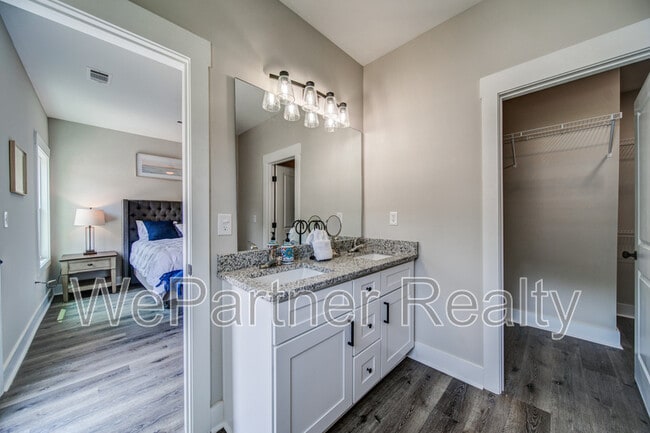 Building Photo - 9 N Rim Dr