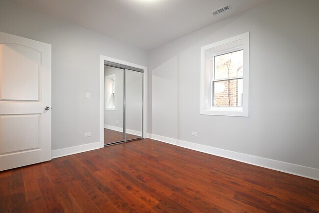 Building Photo - 1630 W Thorndale Ave