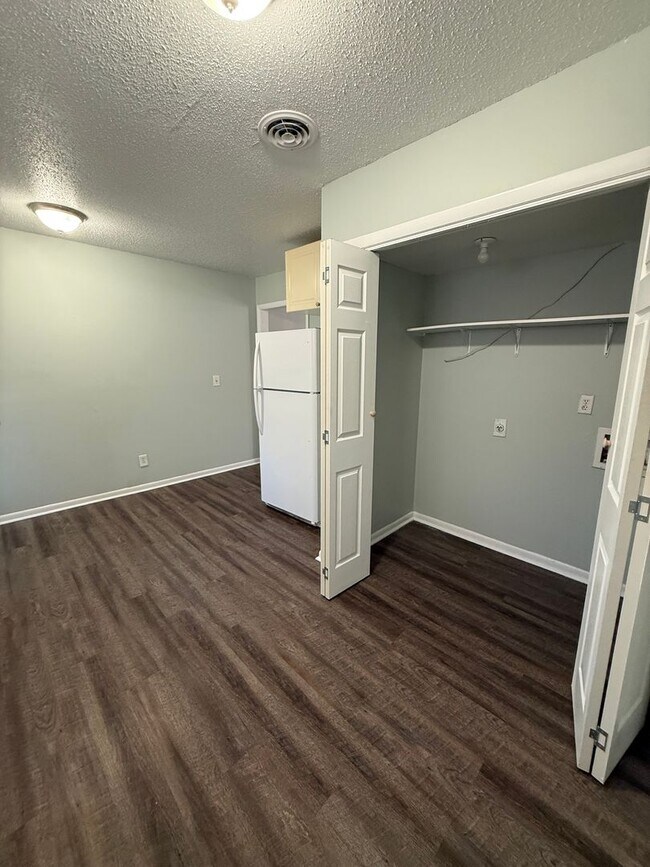 Building Photo - Cozy 2 bedroom Townhouse Close to Downton