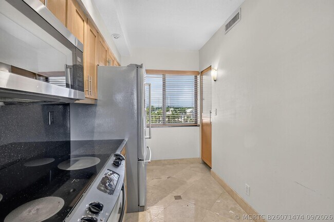 Building Photo - 2300 NE 33rd Ave