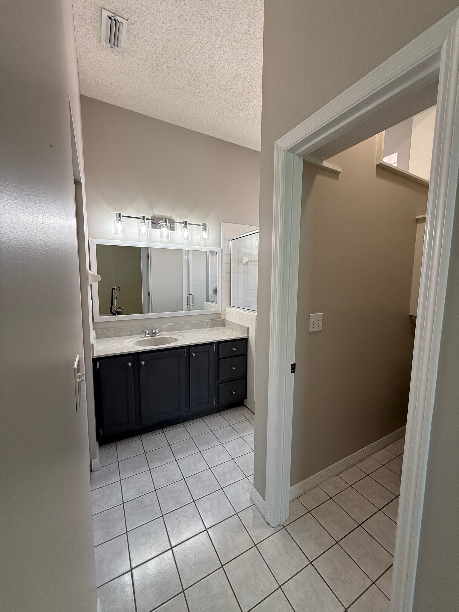 Building Photo - 256 Kingston Dr